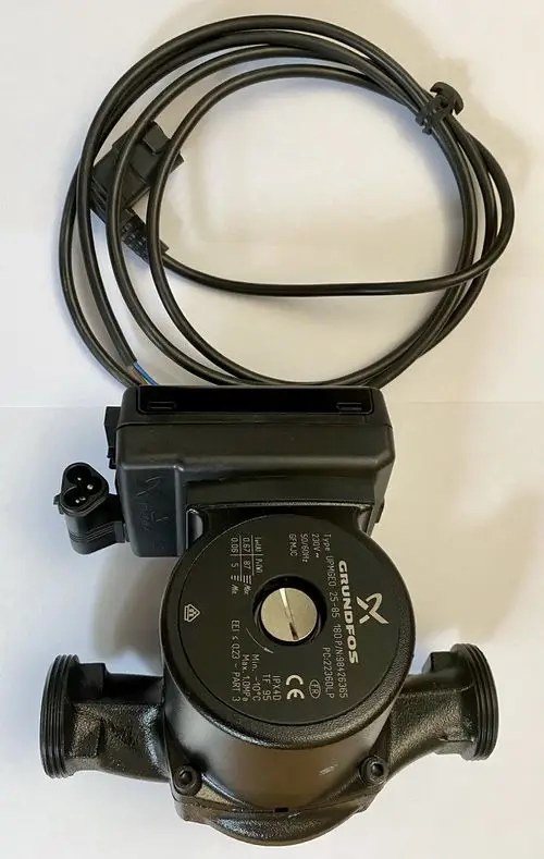 Schwarze Pumpe mit Kabel und Stecker, vermutlich von Danfoss, für Heizungsanwendungen. Abgebildet ist die Unterseite mit technischen Daten und Anschlussmöglichkeiten.